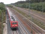 143 119 hatte am 15.9.12 mit ihrer S-Bahn nach Nürnberg gerade Feucht verlassen. Das linke Gleispaar dient der S-Bahn, daneben das Ferngleis nach Nürnberg und dann das Gleispaar der Schnellfahrstrecke nach Ingolstadt.