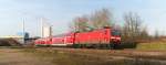 Kurvenlage - 143 825 bringt den RE aus Koblenz in Richtung Saarbrücken. Hier bei Bous setzt die Herbstsonne den Zug ins warme Licht, im Hintergrund das Kraftwerk in Ensdorf. Bahnstrecke 3230 Saarbrücken - Karthaus am 23.11.2014

