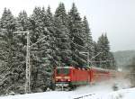 143 864-8 fährt am 28.12.2014 durch die verschneite Winterlandschaft zwischen Titisee und Neustadt
