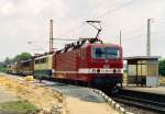 143 948 mit Lokzug Richtung Braunschweig am 19.07.1995 in Schandelah