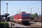 In noch frischem Farbkleid wartet 243965 vor dem D nach Cottbus am 56.5.1990 um 11.02 Uhr auf Abfahrt im Bahnhof Torgau.