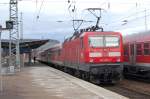 143 899-3 mit einer Regionalbahn von Osterburken ist um 14.30h auf Gleis 6 im Hbf. Heilbronn eingefahren - der Zug endete hier. Der Lokfhrer hat schon den vorderen Panto ausgefahren weil der Zug in die entgegengesetzte Richtung ausgefahren wird um abgestellt zu werden. Unmittelbar nach der Aufnahme wurde der hintere Panto eingefahren und die Lichter auf  rot  umgeschaltet.