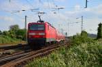 Nachschuß auf die schiebende 143 661 mit einem RB27 in Grevenbroich.9.6.2015