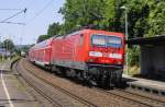 Zugkreuzung der RB 27 in Erpel: rechts schiebt 143 194 ihre drei Dostos Richtung Köln, links nähert sich der Gegenzug (11.7.15).