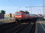 BR143 257 mit einem RE der Linie 3 (Belzig - Stralsund) bei der Einfahrt in den Bf Pasewalk. (29.06.03)