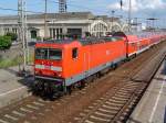 BR143 307 mit einem RE bei der Einfahrt in den Greifswalder Hbf.