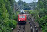 RB 27 nach Mönchengladbach fährt in den Einschnitt an der Hohlstraße in Rheydt.