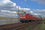 DB Regio 143 929 befindet sich am 08.04.12 in unmittelbarer Nähe des Rheins bei Leubsdorf mit RB 12513 auf dem Weg von Rommerskirchen nach Koblenz Hbf.