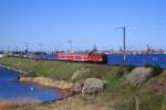 143 136 auf dem Rügendamm vor der Kulisse von Stralsund, 09.05.2001, RB 33774.
