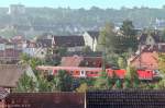 Blick über die Dächer von Ansbach nach Süden auf eine RB nach Würzburg am 20.9.05. Die Bahnsteige liegen knapp 1 km links vom Bild.