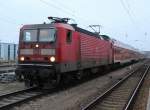 143 285 mit Fuball-Sonderzug 18423 von Rostock Hbf nach Magdeburg-Herrenkrug kurz vor der Ausfahrt im Rostocker Hbf.05.03.2016 