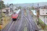 Blick von der alten Brücke der B 13 in Lehrberg nach Süden auf 143 094 mit RB nach Würzburg. (18.10.02)