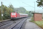 143 921 fuhr am 1.10.04 mit einer RB nach Würzburg durch den ehemaligen Bahnhof Rosenbach. Das Wartehäuschen steht am (früher für Einsteiger wichtigeren) Bahnsteig Richtung Ansbach. Rosenbach und Flachslanden liegen links vom Bild.