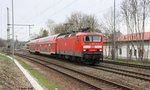 Am 06.04.2016 ist 143 919 mit ihren RE zwischen Glauchau und Zwickau, hier am Bahnhof Mosel unterwegs.
