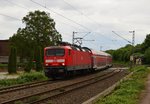 143 925 kommt mit fünfzehn Minuten Verspätung gen Mönchengladbach.
Hier ist der Zug in Jüchen am Bü Kölner Straße. Im Bahnhof Köln/Bonn Flughafen 
gab es einen Polizeieinsatz. 20.5.2016