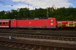 Gerade fährt eine RB aus Würzburg kommend in Neckarelz ein am 27.5.2016,  geschoben wurde der Zug von der 143 881-1.