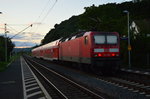 Gerade ist die 143 661 mit einem RB 27 am späteren Abend des 7.8.2016 in Leubsdorf eingefahren auf ihrem Weg nach Köln Hbf, hier ist sie mit gut 6 min Verspätung unterwegs gewesen.