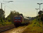 Gegenlichtaufnahme der 143 263 mit einem RB 27 bei der Einfahrt in Rommerskirchen am Abend des 16.8.2016