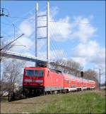 143 271-5 mit RB33310 aus Sassnitz,vor der Pylone der neuen Sundquerung. ( Hbf Stralsund-Rgendamm am 07.04.07 ) 