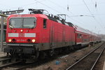 143 034-7 vom Bh Halle(Saale)mit Fuball-Sonderzug 17555 von Rostock Hbf nach Magdeburg-Herrenkrug bei der Ausfahrt im Rostocker Hbf.05.11.2016