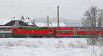 Die Höllentalbahn im Winter: Eine unbekannte 143 schiebt am 30.12.2014 einen Regionalexpress aus dem Bahnhof Hinterzarten in Richtung Freiburg.