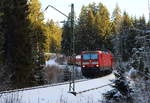 Die Dreiseenbahn im Winter: Zwischen dem Windgfällweiher und Altglashütten-Falkau fährt ein 143-Sandwich mit 143 308-5 an der Spitze am 30.12.2013 in Richtung Titisee