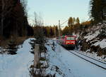 Die Dreiseenbahn im Winter: Im letzten Tageslicht ist 143 972 am 30.12.2013 in der Nähe des Windgfällweihers unterwegs nach Seebrugg
