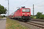 Einfahrt am 10.08.2015 über das Überholgleis von der Freiburger 143 308-5 mit der HVZ-Verstärker RB (Freiburg (Brsg) Hbf - Neuenburg (Baden)) in den vorletzten Zwischenhalt in Müllheim (Baden). Seit dem 29.12.2016 ist die Lok für DB Cargo im Norden Deutschlands unterwegs.