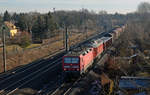 143 225 passiert mit einem gemischten Güterzug nach Engelsdorf am 04.02.17 Borsdorf. Bei der Wagenlok handelt es sich um 232 587.