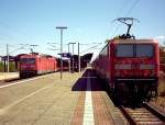 Begrung der 143 221-0 mit 143 098-2 um 14 Uhr im Bahnhof Salzwedel.