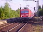 143 211-1 fhrt in Elmshorn ein. Im Hintergrund verschwindet der RE nach Hamburg Hbf. 03.05.07