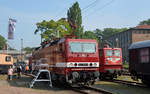 243 005 hat am 27.08.17 neue Fahrgäste für die nächste Führerstandsmitfahrt aufgenommen und setzt sich nun in Bewegung. Fotografiert zum Sommerfest im DB-Museum Halle(S).