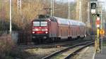 Die DB 143 925 mit ihrem RB 27 (Mönchengladbach - Koblenz hier bei der Einfahrt in  Königswinter-Niederdollendorf.