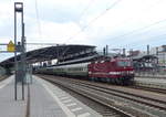 DB Museum 243 005-6 mit dem Lr 16993 nach Erfurt Gbf Ost, am 16.06.2018 in Erfurt Hbf. Der Sonderzug verkehrte zuvor als  Spielzeug-Express  von Sonneberg (Thür) Hbf nach Erfurt.