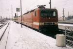 143 110-5 mit 219 052 und RE 3022 im Schlepp. Hier nach Ankunft in Leipzig Hbf am Gleis 8a, welches bereits ausserhalb der Halle endet. Das Bild stammt von Feb.99.
