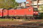 Nachschuß auf die 143 009 am sonnigen heutigen Abend bei der Einfahrt eines RB 27 in Rheydt Hbf. 15.4.2019