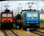 185 520 mit Autozug von BMW und 143 165 mit einer RB aus Eggmhl am 23.06.2007 bei der Einfahrt in Regensburg Hbf.