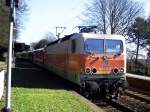 Die 143-552 in S-Bahn Farbe. Da Foto entstand auf der S6 von Essen Hbf nach Kln Hansaring am Haltepunkt Essen Hgel. Ca Mai 2003. Dies war die letzte 143 er die in Orange/Beige fuhr.
