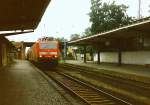 143 558-5 fhrt mit RB 5304 (von Riesa) in den Bahnhof Falkenberg/Elster ein. Die Lok fuhr mit der Garnitur als RB 5404 weiter nach Dessau Hbf. Bild von September 1998.