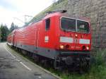 143 145-1 steht mit RB 31581 im Endbahnhof der Dreiseenbahn in Seebrugg.