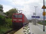 143 012-3 steht als Wendezug mit 3 RE120 waggons als RB21 in Wustermark zur Weiterfahrt wurde der Pantograph noch gewechselt.