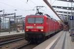 BR143 mit RE33225 in Richtung Stralsund kurz vor der Abfahrt im Rostocker Hbf.