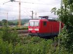 143 904 steht am 22.05.2004 im Abstellbereich des Bw Tbingen. Mit ihrem von Bschen verdeckten Regionalexpress wird sie sich bald auf den Weg nach Stuttgart machen.