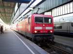 143 276 fhrt mit ihrem Regionalexpress aus dem Stuttgarter Hauptbahnhof raus. Lasst euch nicht tuschen, das weie Spitzenlicht wurde nicht umgeschaltet.