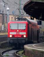 Die 143 198-0 steht abfahrbereit auf Gleis 1 des Hagener Hauptbahnhofs.