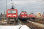 Whrend sich 143 239-2 & 143 880-3 mit ihren Regio-Garnituren im Pendel Stuttgart - Aalen ber das Wochenende vor Neujahr hin in Aalen ausruhen, schleicht 110 503-0 mit ihrer RB 37158 aus Donauwrth