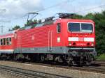 BR 143 882 zieht einen Ex-Silberling RE in Richtung Stuttgart durch Tamm (Wrtt.) am 26.08.2008.