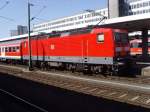 143 162-6 prsentiert sich in der Mittagssonne in Braunschweig Hbf.