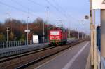 143 217 durchfhrt am 28.11.08 den Bahnhof Burgkemnitz in Richtung Bitterfeld.