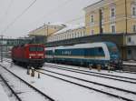 Die 143 017 und die 223 061 am 20.02.2009 in Regensburg Hbf.